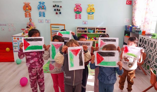 Eskişehirli öğrencilerden anlamlı mesaj: “Çocuklar ölürken sessiz kalınmaz!”