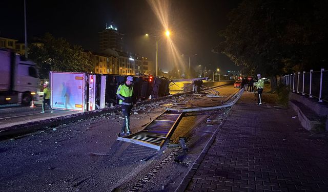 Devrilen tır ortalığı savaş alanına çevirdi!