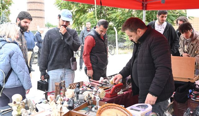 Eskişehir'de antika pazarına yoğun ilgi