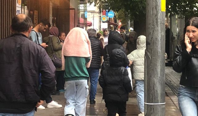 Eskişehir'de aniden bastıran yağış vatandaşlara zor anlar yaşattı