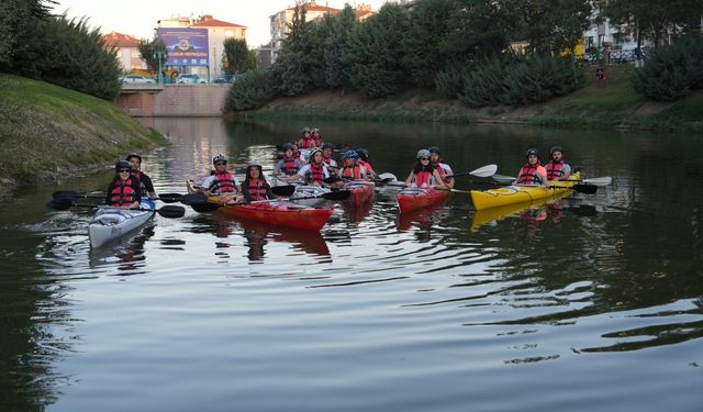 Yetişkinlere deniz kanosu deneyimi için kayıtlar başlıyor