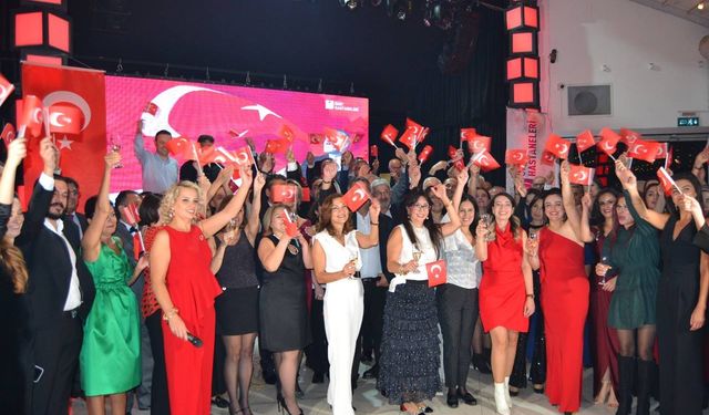 Özel Ümit Hastaneleri Cumhuriyet'in 102. yılını coşkuyla kutladı