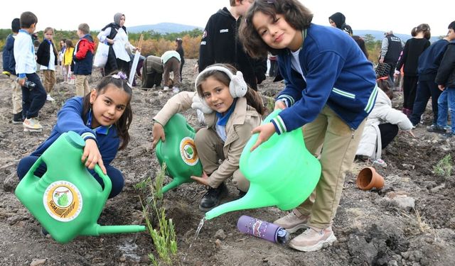Öğrenciler fidanları toprakla buluşturdu