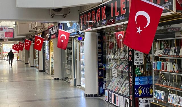 Taşbaşı Çarşısı Türk bayrakları ile donatıldı