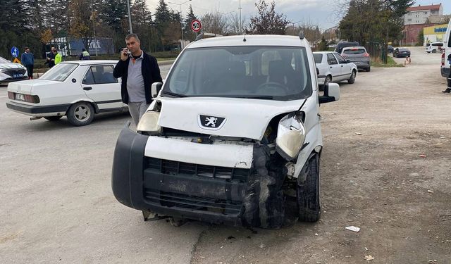 İki araç çarpıştı, 1 kişi yaralandı