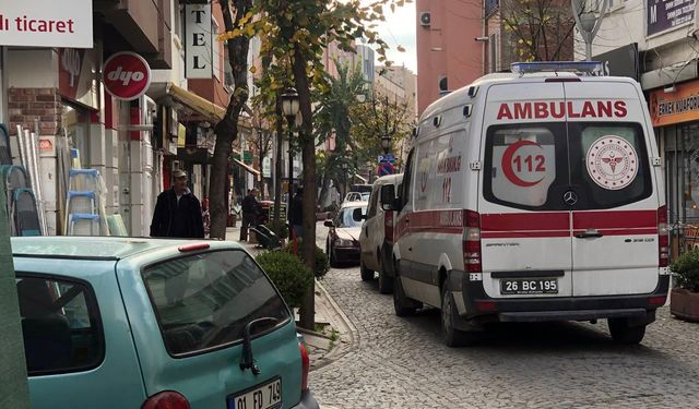 Ters yönden gelen plakasız otomobil ambulansın ilerlemesini engelledi