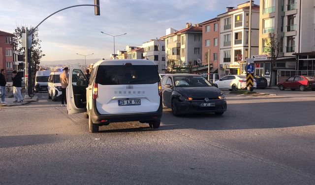 Otomobil ile hafif ticari araç çarpıştı: 6 yaralı