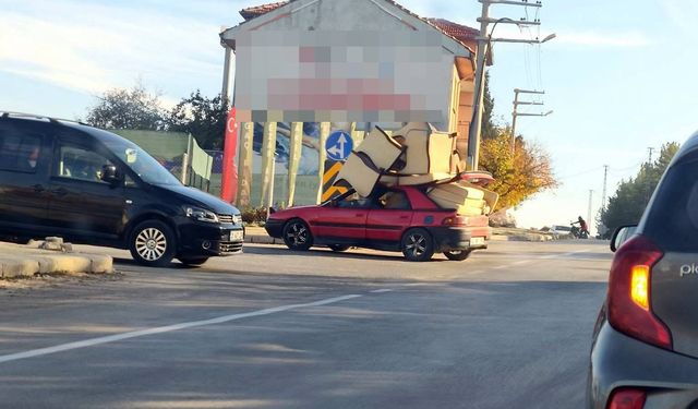 Koltuk takımını otomobiline yükledi