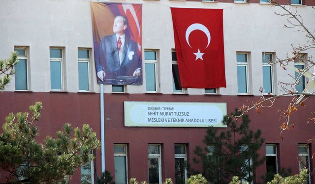 Yediği gıdadan zehirlenen lise öğrencisi hastaneye kaldırıldı