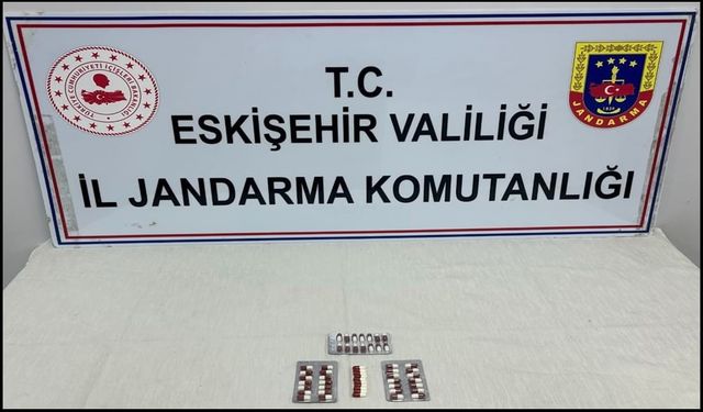 Jandarma kontrol etti, 53 adet hap çıktı
