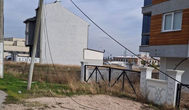 Eskişehir’de devrilen internet direği bir aydır onarılmıyor