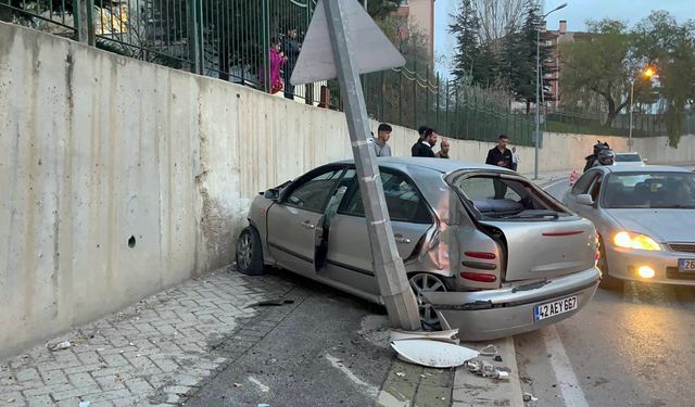 Kontrolden çıkan araç aydınlatma direğine çarpıp hurdaya döndü