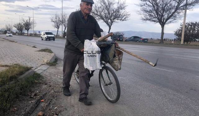 84 yaşında pedal çevirerek geçimini sağlıyor