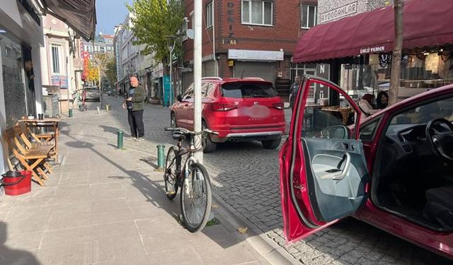 Sokak ortasına otomobilini bırakıp işlerini halletmeye gitti