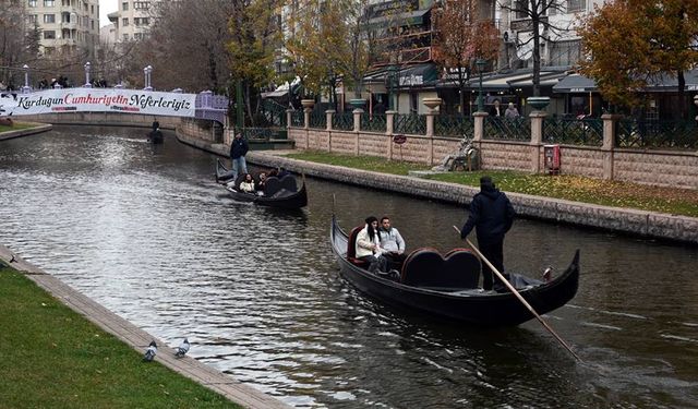 Eskişehir'de soğuk havaya rağmen gondol keyfi yaptılar