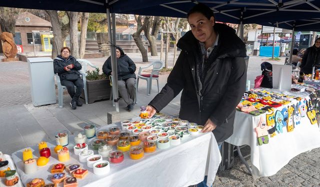 Evinde ürettiği estetik mumları stantta vatandaşlarla buluşturuyor