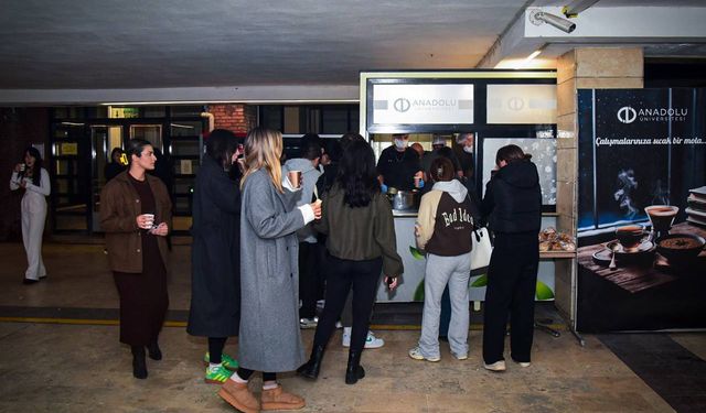 Anadolu Üniversitesi’nden sınav haftasında öğrencilere sıcak ikram