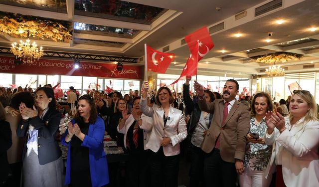 Başkan Ünlüce, Cumhuriyet buluşmasında kadınlarla bir araya geldi