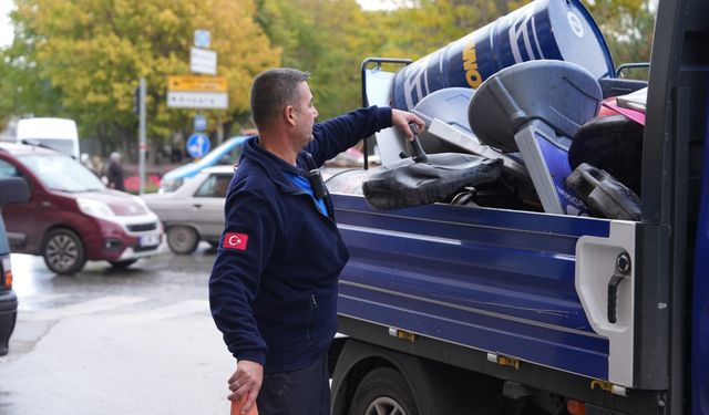Büyükşehir zabıtası kaldırım işgallerine geçit vermiyor