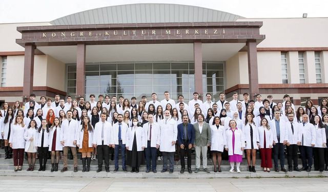 ESOGÜ'lü genç diş hekimi adayları beyaz önlüklerini giydi