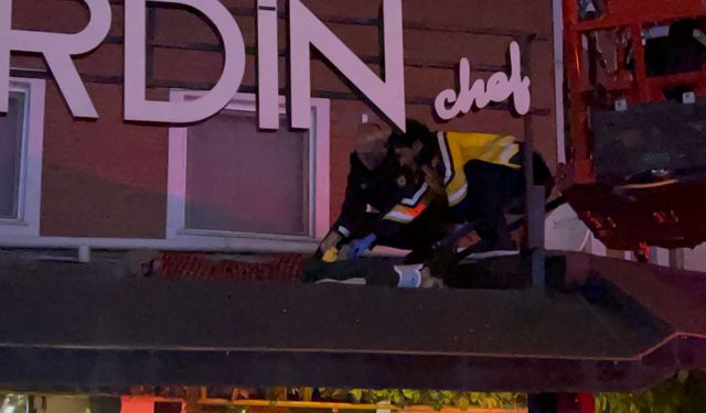 Apartın camından düşüp kafe tentesinde mahsur kaldı! İtfaiye güçlükle kurtardı!