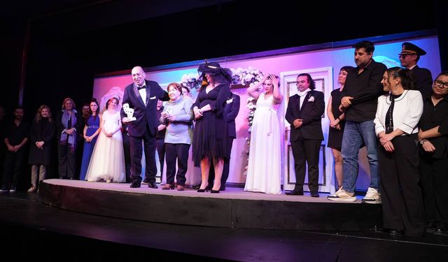 “Kendime Kıyamam” alkışlar ve kahkahalar eşliğinde sahnede