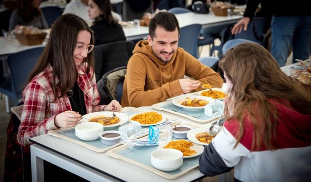 Anadolu Üniversitesi, yemek bursu ile 2600 öğrencisinin yanında