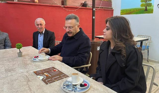 Vali Aksoy, işitme engelli genç girişimci kadının açtığı işletmede sabah kahvesini içti