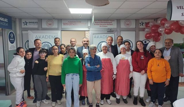 Özel bireylerin yıl boyunca ürettiği eserler sergilendi