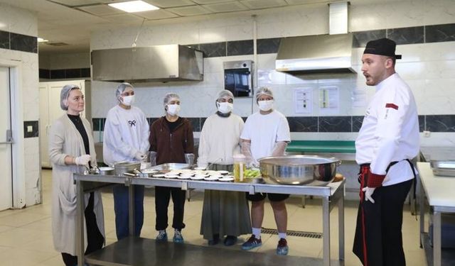 Üniversite öğrencileri Eskişehir'in yöresel lezzetleri için mutfağa girdi