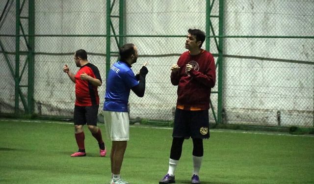 İşitme engelliler işaret diliyle futbol oynuyor