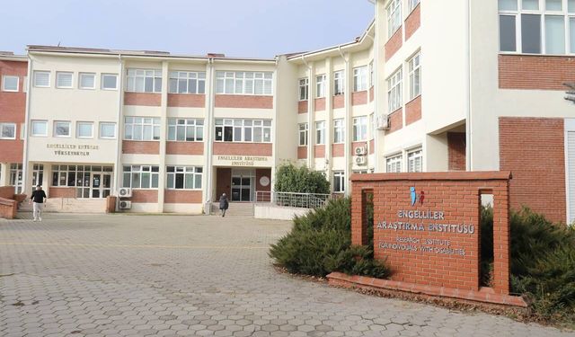 Engelleri kaldıran tek yükseköğretim kurumu 32 yıldır hizmet veriyor