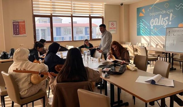 Yurttaki kız öğrenciler bağlama çalmayı öğreniyor