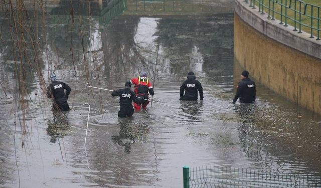 Ankara'dan gelen "Kurbağa Adamlar" da kayıp öğretmenin arama çalışmasına katıldı