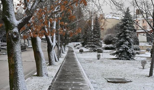 Eskişehir güne kar sürpriziyle uyandı
