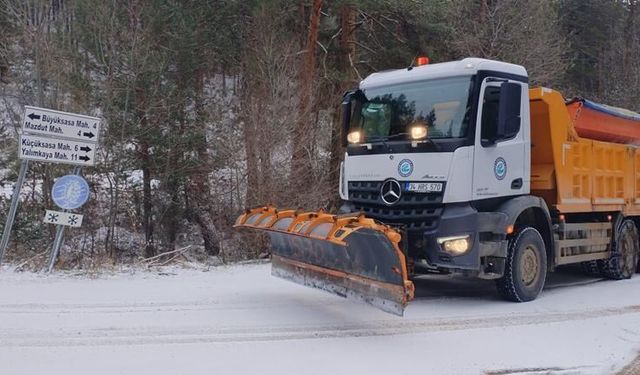 Büyükşehir ekipleri, karla mücadelede 7/24 çalışıyor