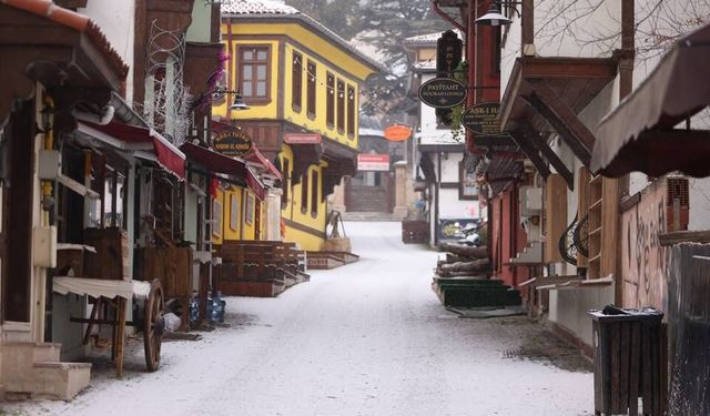 Tarihi Odunpazarı Bölgesi beyaza büründü