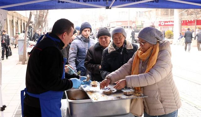 Odunpazarı Belediyesi’nden helva ikramı