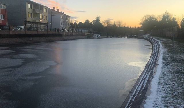 Dondurucu soğuklar Porsuk’u buzla kapladı