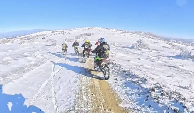 Karlı dağları cross motorlarla aşmaya çalıştılar