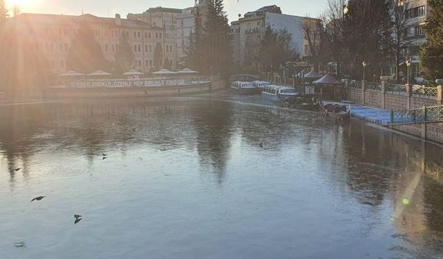 Porsuk Çayı buz tuttu!