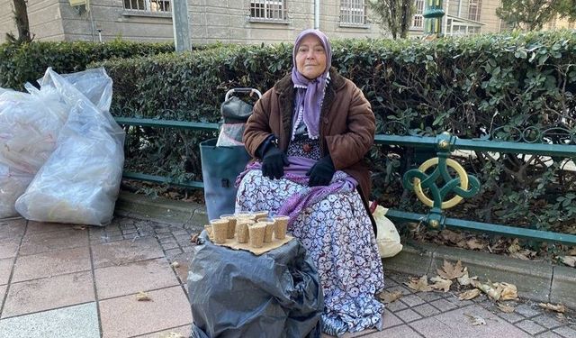 Günde 9 saat kuş yemi satıp cezaevindeki yakınlarını geçindiriyor