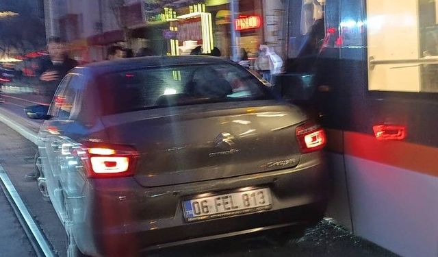 Otomobilin tramvayla çarpıştığı kazada maddi hasar oluştu