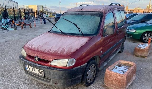 Hava sıcaklığı sıfır derecenin altına düştü, araçlar buzla kaplandı