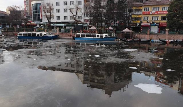 Donan Porsuk Çayı'nın buzu erimeye başladı