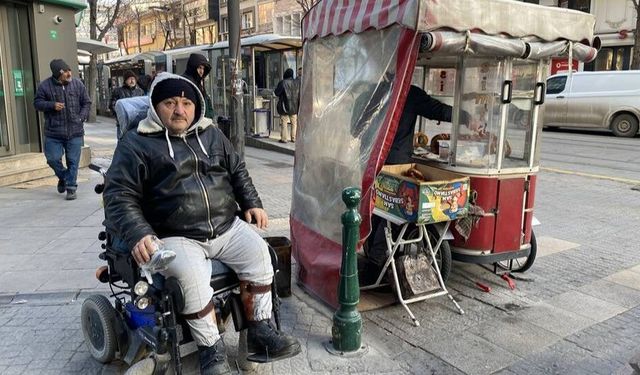 Yüzde 76 engeline rağmen eksi 17 derecede simit satıyor