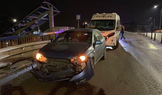 Köprüde kayan otomobil servis aracına ve bariyerlere çarptı