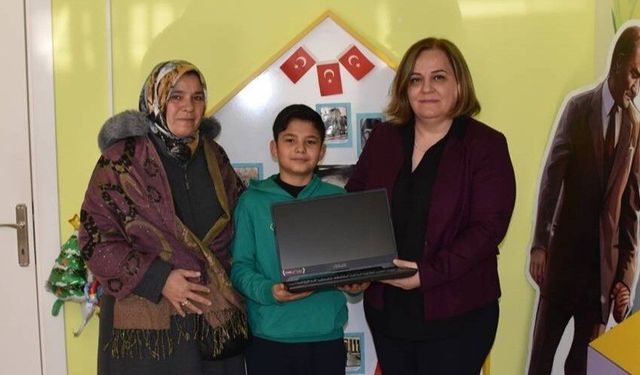 Kanseri yenen küçük çocuğun bilgisayar hayali gerçek oldu