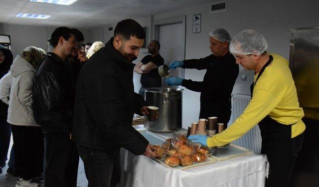 Anadolu Üniversitesi öğrencileri sınav haftasında sunulan ikramlardan memnun