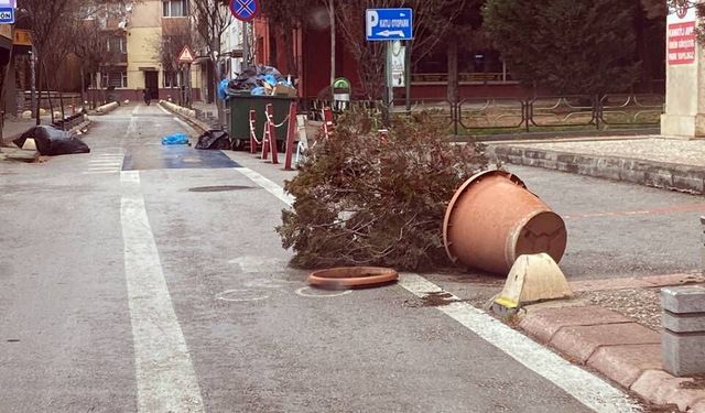 Kentte oluşan fırtına yağmurla beraber şiddetini arttırdı
